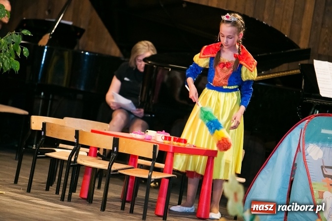 Zdjęcie w galerii na portalu naszraciborz.pl: Oblężenie szkoły muzycznej, która otworzyła swoje drzwi  wiadomości z regionu