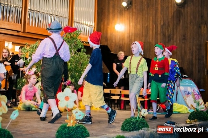 Zdjęcie w galerii na portalu naszraciborz.pl: Oblężenie szkoły muzycznej, która otworzyła swoje drzwi  wiadomości z regionu