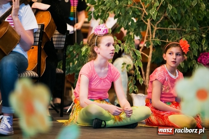 Zdjęcie w galerii na portalu naszraciborz.pl: Oblężenie szkoły muzycznej, która otworzyła swoje drzwi  wiadomości z regionu