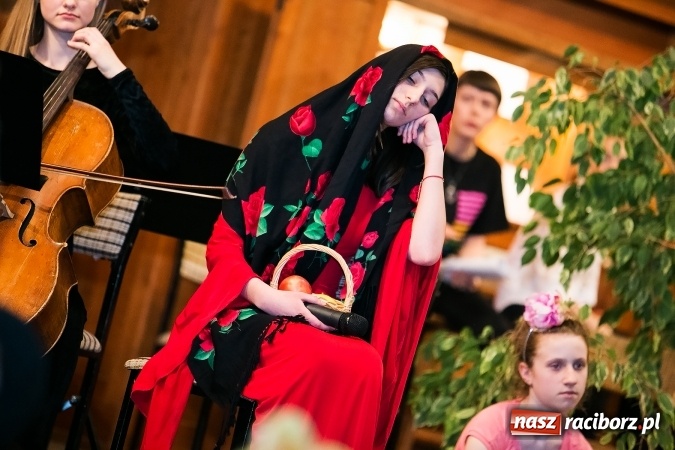 Zdjęcie w galerii na portalu naszraciborz.pl: Oblężenie szkoły muzycznej, która otworzyła swoje drzwi  wiadomości z regionu