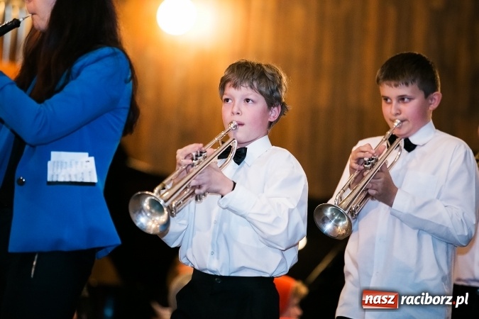 Zdjęcie w galerii na portalu naszraciborz.pl: Oblężenie szkoły muzycznej, która otworzyła swoje drzwi  wiadomości z regionu