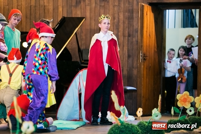 Zdjęcie w galerii na portalu naszraciborz.pl: Oblężenie szkoły muzycznej, która otworzyła swoje drzwi  wiadomości z regionu