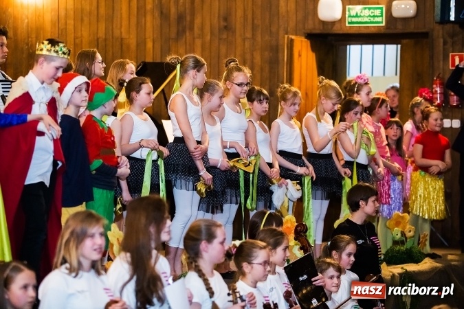 Zdjęcie w galerii na portalu naszraciborz.pl: Oblężenie szkoły muzycznej, która otworzyła swoje drzwi  wiadomości z regionu