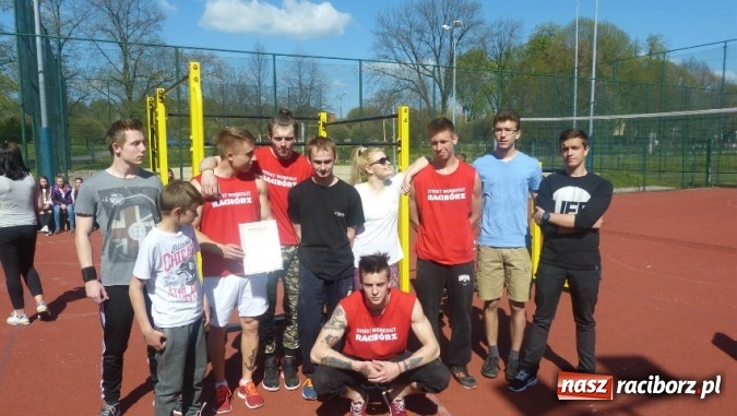 Zdjęcie w galerii na portalu naszraciborz.pl: Street Workout Racibórz w Gimnazjum nr 3  wiadomości z regionu