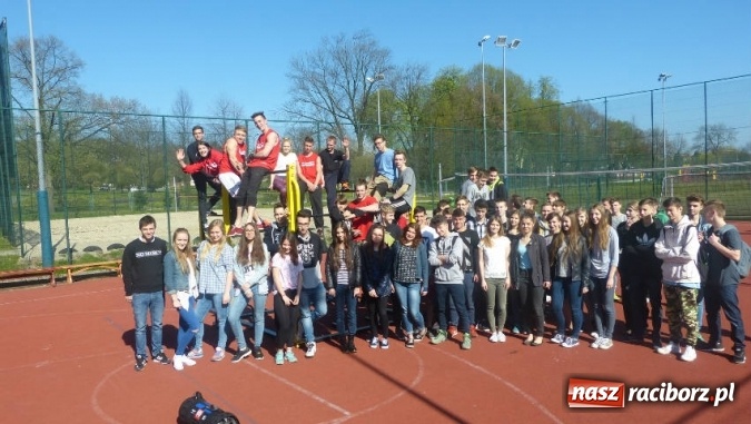 Zdjęcie w galerii na portalu naszraciborz.pl: Street Workout Racibórz w Gimnazjum nr 3  wiadomości z regionu