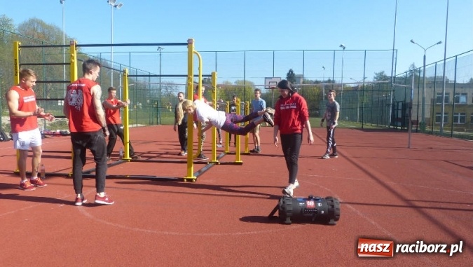 Zdjęcie w galerii na portalu naszraciborz.pl: Street Workout Racibórz w Gimnazjum nr 3  wiadomości z regionu