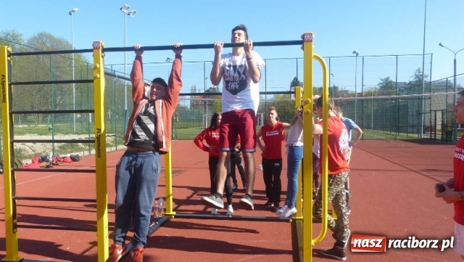 Zdjęcie w galerii na portalu naszraciborz.pl: Street Workout Racibórz w Gimnazjum nr 3  wiadomości z regionu