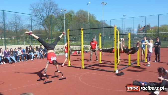 Zdjęcie w galerii na portalu naszraciborz.pl: Street Workout Racibórz w Gimnazjum nr 3  wiadomości z regionu