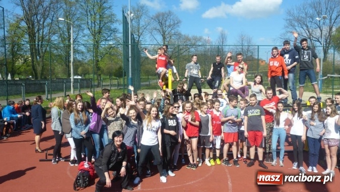 Zdjęcie w galerii na portalu naszraciborz.pl: Street Workout Racibórz w Gimnazjum nr 3  wiadomości z regionu