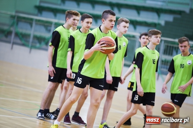 Zdjęcie w galerii na portalu naszraciborz.pl: Koszykarze Gimnazjum nr 1 najlepsi w finałach rejonowych wiadomości z regionu