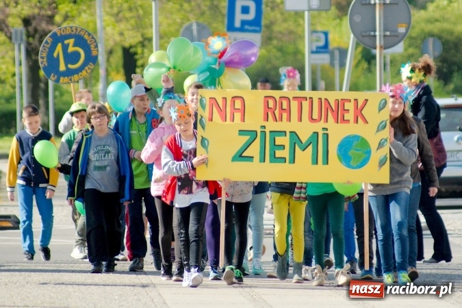 Zdjęcie w galerii na portalu naszraciborz.pl: Dwa kosze jabłek dla prezydenta. Dzień Ziemi w SP13 wiadomości z regionu