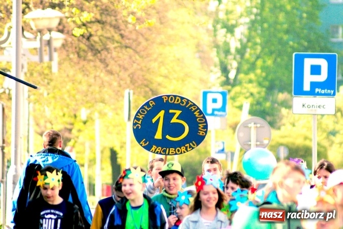 Zdjęcie w galerii na portalu naszraciborz.pl: Dwa kosze jabłek dla prezydenta. Dzień Ziemi w SP13 wiadomości z regionu