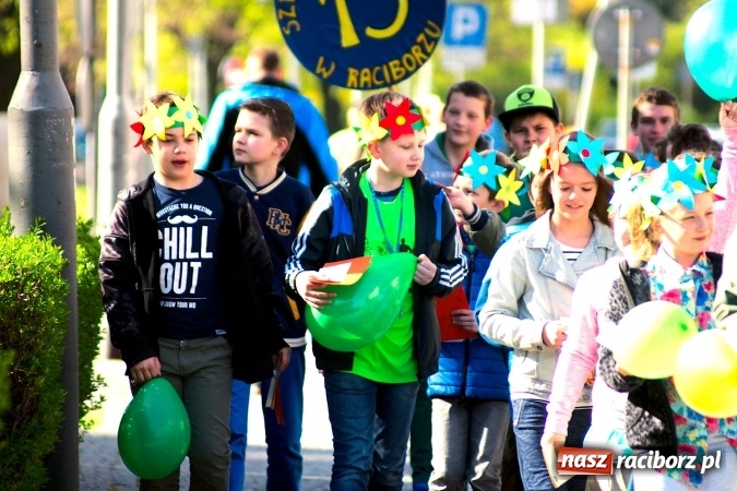 Zdjęcie w galerii na portalu naszraciborz.pl: Dwa kosze jabłek dla prezydenta. Dzień Ziemi w SP13 wiadomości z regionu