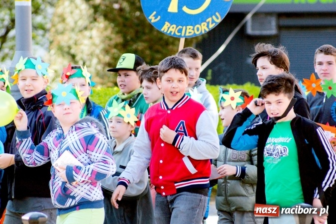 Zdjęcie w galerii na portalu naszraciborz.pl: Dwa kosze jabłek dla prezydenta. Dzień Ziemi w SP13 wiadomości z regionu