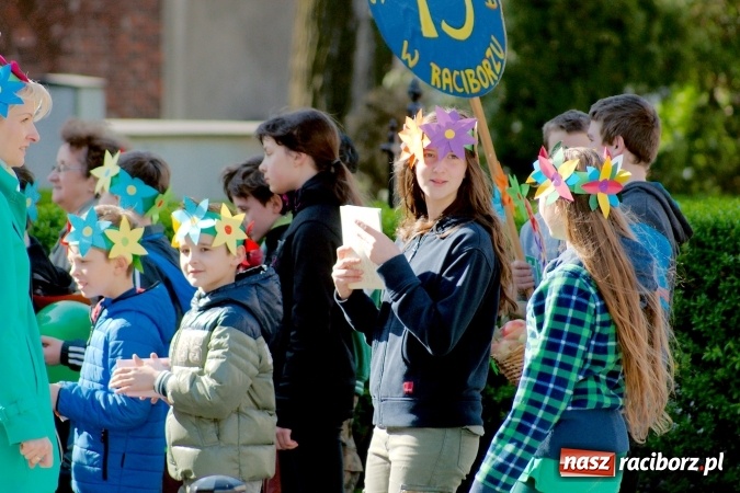 Zdjęcie w galerii na portalu naszraciborz.pl: Dwa kosze jabłek dla prezydenta. Dzień Ziemi w SP13 wiadomości z regionu