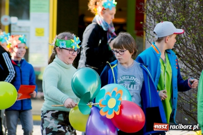 Zdjęcie w galerii na portalu naszraciborz.pl: Dwa kosze jabłek dla prezydenta. Dzień Ziemi w SP13 wiadomości z regionu