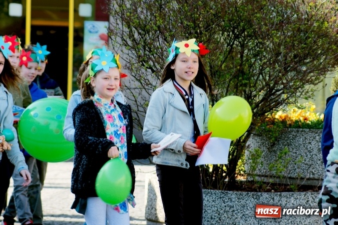 Zdjęcie w galerii na portalu naszraciborz.pl: Dwa kosze jabłek dla prezydenta. Dzień Ziemi w SP13 wiadomości z regionu