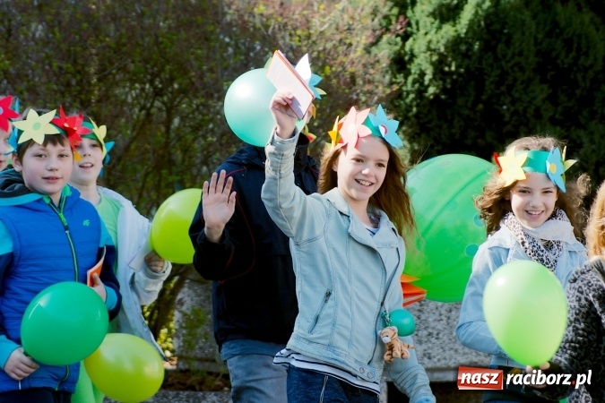 Zdjęcie w galerii na portalu naszraciborz.pl: Dwa kosze jabłek dla prezydenta. Dzień Ziemi w SP13 wiadomości z regionu