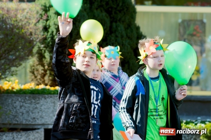 Zdjęcie w galerii na portalu naszraciborz.pl: Dwa kosze jabłek dla prezydenta. Dzień Ziemi w SP13 wiadomości z regionu