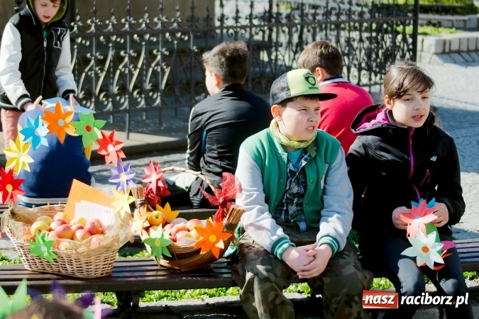 Zdjęcie w galerii na portalu naszraciborz.pl: Dwa kosze jabłek dla prezydenta. Dzień Ziemi w SP13 wiadomości z regionu