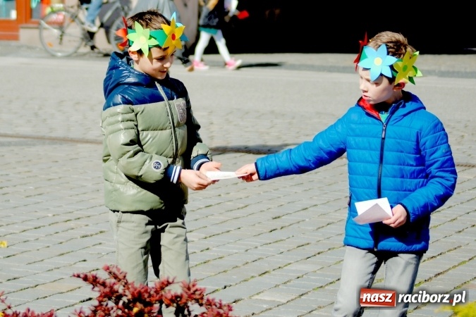 Zdjęcie w galerii na portalu naszraciborz.pl: Dwa kosze jabłek dla prezydenta. Dzień Ziemi w SP13 wiadomości z regionu