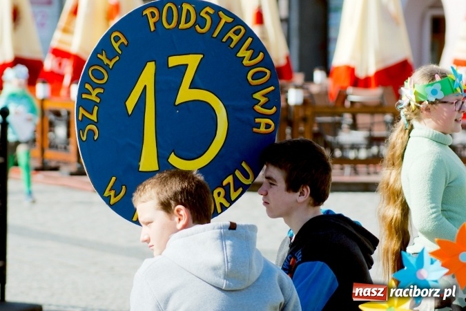 Zdjęcie w galerii na portalu naszraciborz.pl: Dwa kosze jabłek dla prezydenta. Dzień Ziemi w SP13 wiadomości z regionu