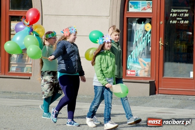 Zdjęcie w galerii na portalu naszraciborz.pl: Dwa kosze jabłek dla prezydenta. Dzień Ziemi w SP13 wiadomości z regionu