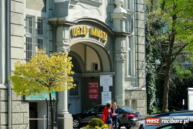 Zdjęcie w galerii na portalu naszraciborz.pl: Dwa kosze jabłek dla prezydenta. Dzień Ziemi w SP13 wiadomości z regionu