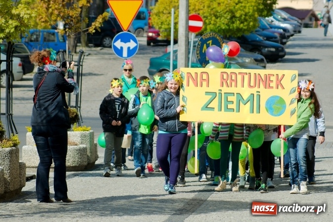 Zdjęcie w galerii na portalu naszraciborz.pl: Dwa kosze jabłek dla prezydenta. Dzień Ziemi w SP13 wiadomości z regionu