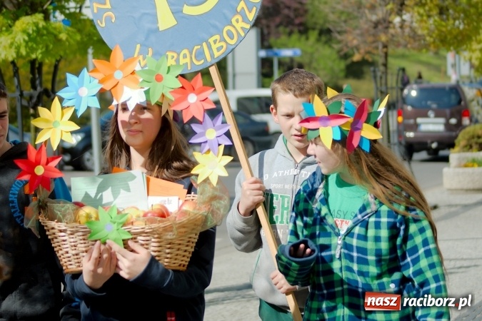 Zdjęcie w galerii na portalu naszraciborz.pl: Dwa kosze jabłek dla prezydenta. Dzień Ziemi w SP13 wiadomości z regionu