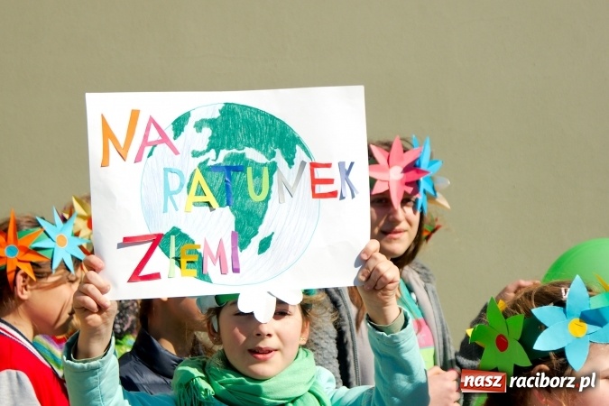 Zdjęcie w galerii na portalu naszraciborz.pl: Dwa kosze jabłek dla prezydenta. Dzień Ziemi w SP13 wiadomości z regionu