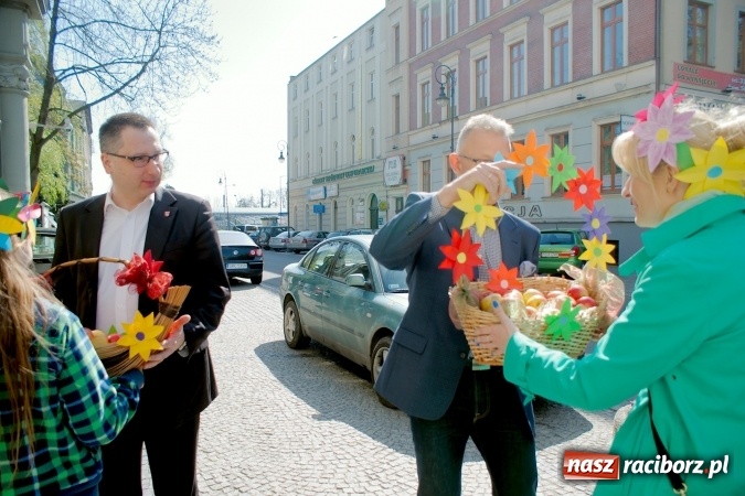 Zdjęcie w galerii na portalu naszraciborz.pl: Dwa kosze jabłek dla prezydenta. Dzień Ziemi w SP13 wiadomości z regionu