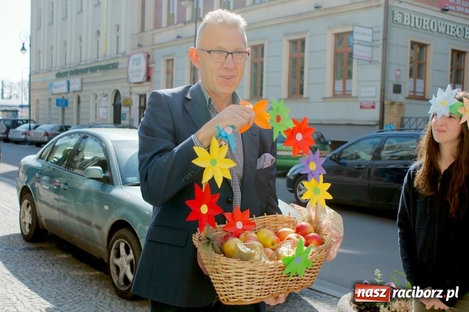 Zdjęcie w galerii na portalu naszraciborz.pl: Dwa kosze jabłek dla prezydenta. Dzień Ziemi w SP13 wiadomości z regionu