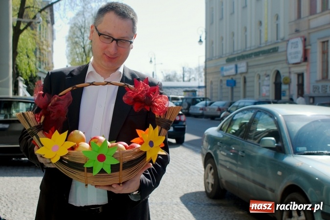 Zdjęcie w galerii na portalu naszraciborz.pl: Dwa kosze jabłek dla prezydenta. Dzień Ziemi w SP13 wiadomości z regionu