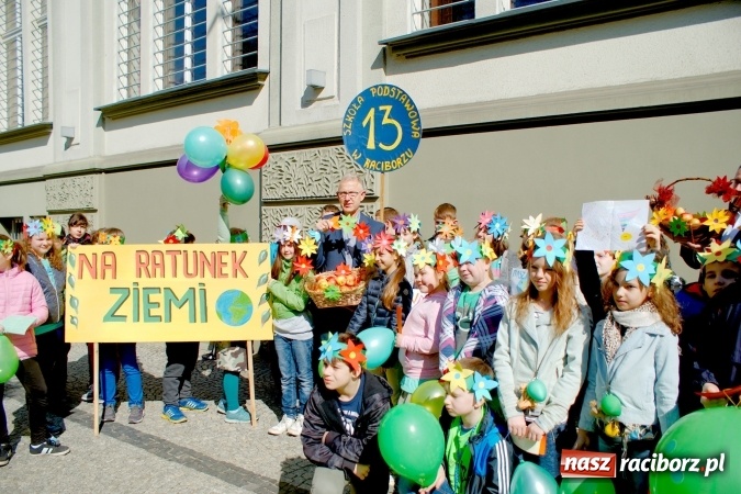 Zdjęcie w galerii na portalu naszraciborz.pl: Dwa kosze jabłek dla prezydenta. Dzień Ziemi w SP13 wiadomości z regionu