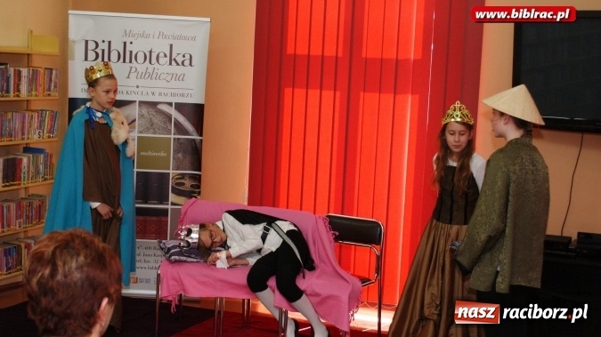 Zdjęcie w galerii na portalu naszraciborz.pl: Akademia wyobraźni – powiatowy turniej szkół podstawowych w bibliotece wiadomości z regionu