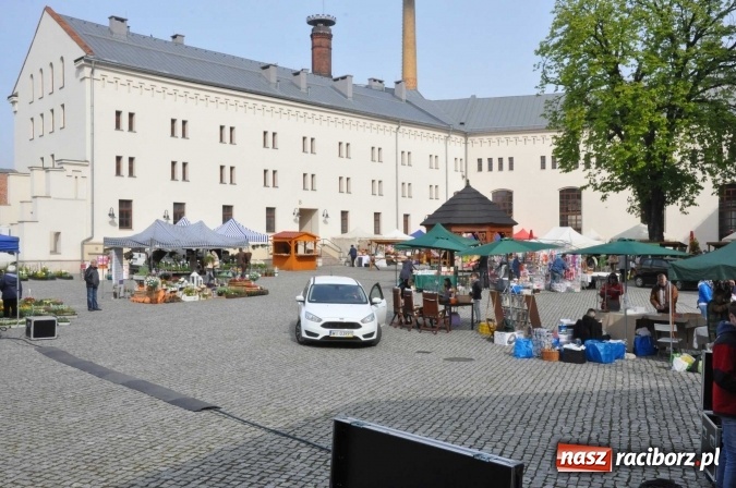 Zdjęcie w galerii na portalu naszraciborz.pl: IV Zamkowy Jarmark kwiatów, żywności ekologicznej i rękodzieła wiadomości z regionu