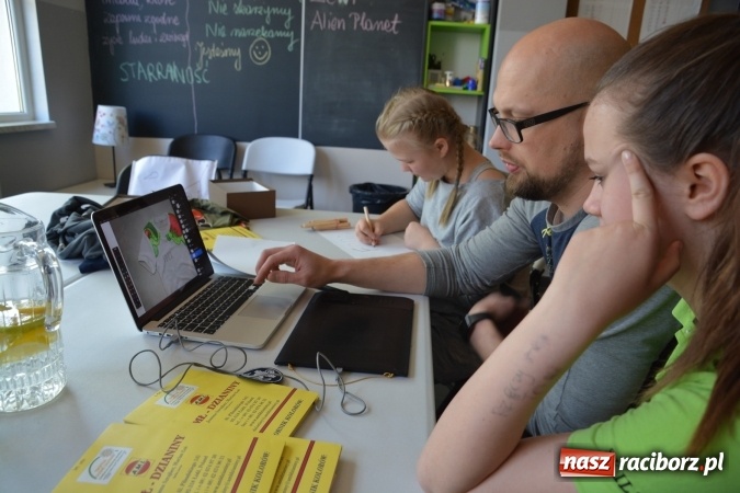 Zdjęcie w galerii na portalu naszraciborz.pl: Warsztaty dizajnerskie w SP 1 na Ostrogu wiadomości z regionu