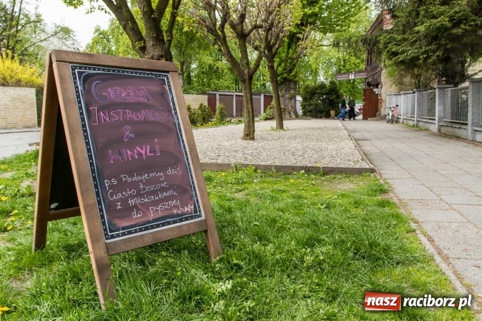 Zdjęcie w galerii na portalu naszraciborz.pl: Instrumenty i winyle na Końcu Świata wiadomości z regionu