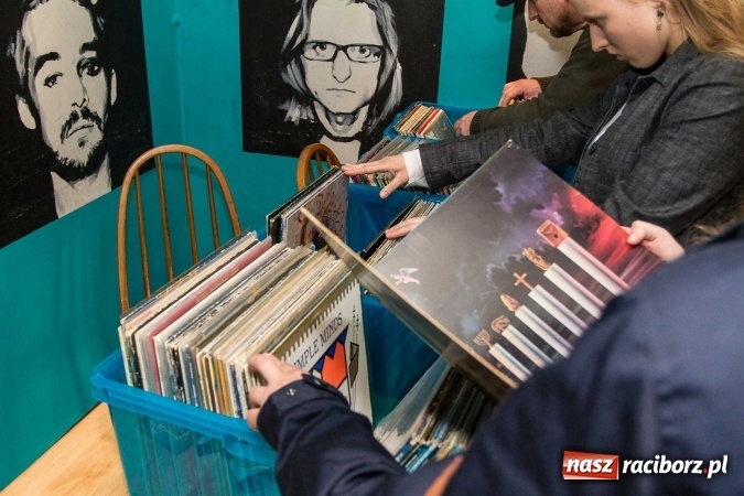 Zdjęcie w galerii na portalu naszraciborz.pl: Instrumenty i winyle na Końcu Świata wiadomości z regionu
