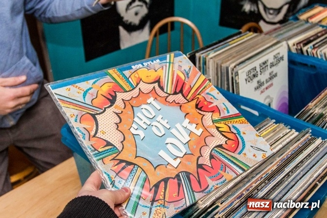 Zdjęcie w galerii na portalu naszraciborz.pl: Instrumenty i winyle na Końcu Świata wiadomości z regionu