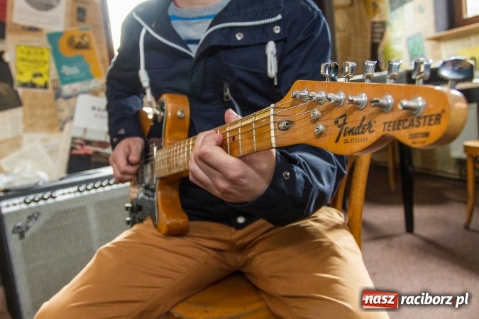 Zdjęcie w galerii na portalu naszraciborz.pl: Instrumenty i winyle na Końcu Świata wiadomości z regionu