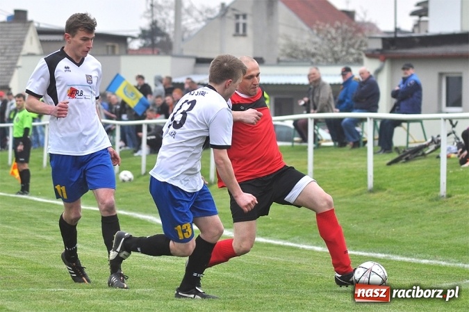 Zdjęcie w galerii na portalu naszraciborz.pl: Emocjonujący mecz, trzy cenne punkty i chamstwo na trybunach. Studzienna pokonała kuźniańską Stal wiadomości z regionu