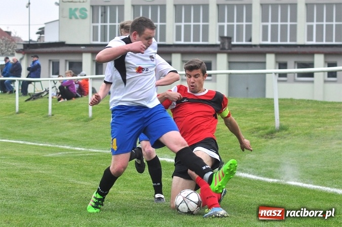 Zdjęcie w galerii na portalu naszraciborz.pl: Emocjonujący mecz, trzy cenne punkty i chamstwo na trybunach. Studzienna pokonała kuźniańską Stal wiadomości z regionu