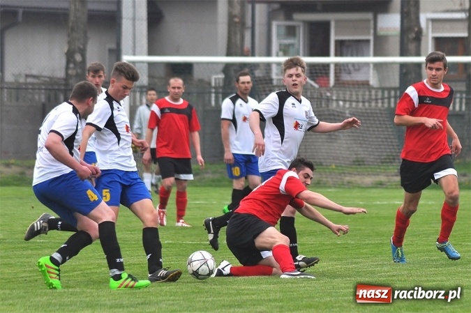 Zdjęcie w galerii na portalu naszraciborz.pl: Emocjonujący mecz, trzy cenne punkty i chamstwo na trybunach. Studzienna pokonała kuźniańską Stal wiadomości z regionu