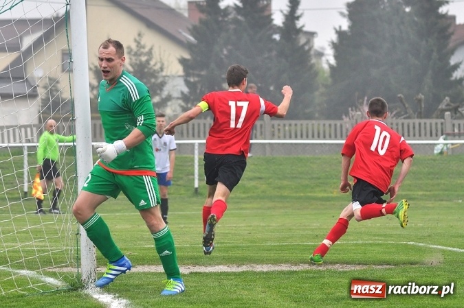 Zdjęcie w galerii na portalu naszraciborz.pl: Emocjonujący mecz, trzy cenne punkty i chamstwo na trybunach. Studzienna pokonała kuźniańską Stal wiadomości z regionu