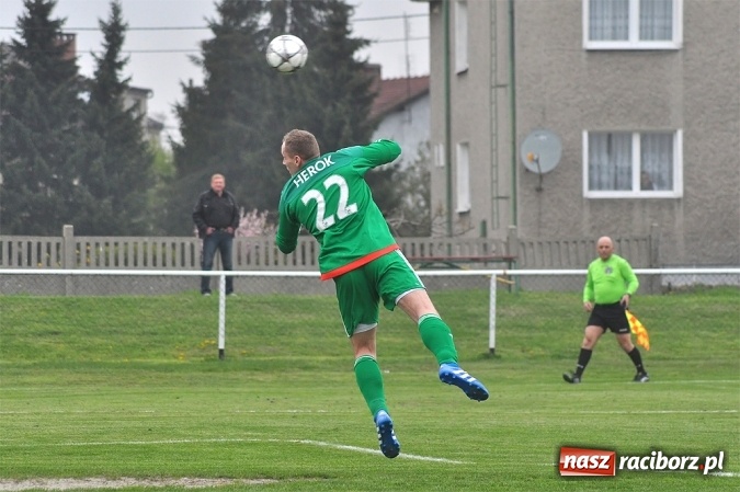 Zdjęcie w galerii na portalu naszraciborz.pl: Emocjonujący mecz, trzy cenne punkty i chamstwo na trybunach. Studzienna pokonała kuźniańską Stal wiadomości z regionu