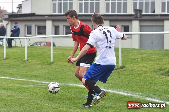 Zdjęcie w galerii na portalu naszraciborz.pl: Emocjonujący mecz, trzy cenne punkty i chamstwo na trybunach. Studzienna pokonała kuźniańską Stal wiadomości z regionu