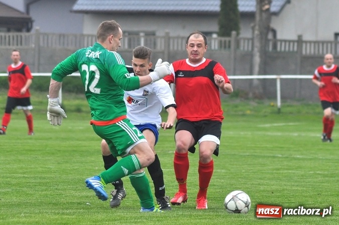 Zdjęcie w galerii na portalu naszraciborz.pl: Emocjonujący mecz, trzy cenne punkty i chamstwo na trybunach. Studzienna pokonała kuźniańską Stal wiadomości z regionu