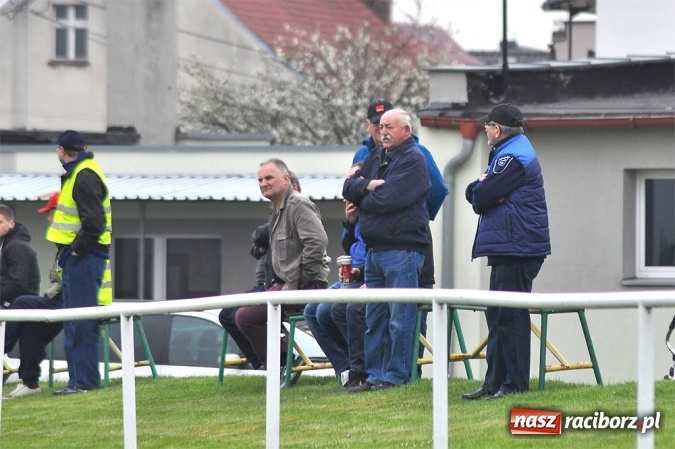 Zdjęcie w galerii na portalu naszraciborz.pl: Emocjonujący mecz, trzy cenne punkty i chamstwo na trybunach. Studzienna pokonała kuźniańską Stal wiadomości z regionu